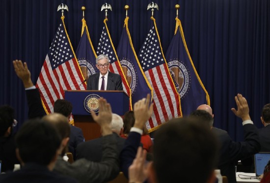 油价暴涨冲击美债，美联储2026年降息预期彻底转向；交易员紧急寻新策略。