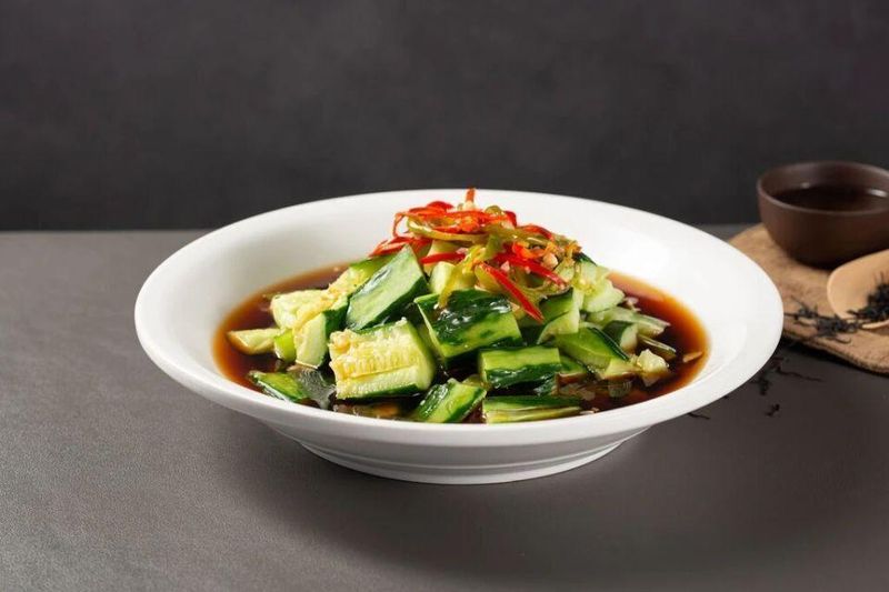  拍黄瓜引发的举报风暴；职业打假已成生意；餐饮商户苦不堪言。 新闻