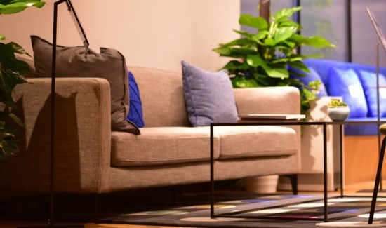 房产交易低迷持续,贝壳转型租赁见成效;薪酬风波与捐赠回应并存。 房产家居