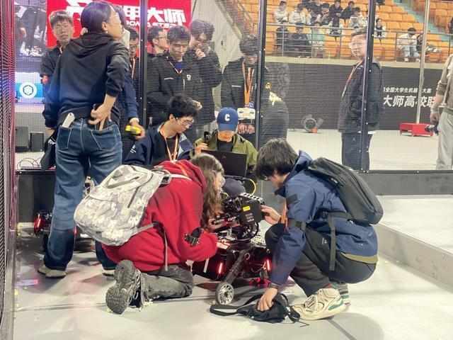 代码与钢铁的共鸣:揭开RoboMaster赛场背后的成长真相 情感心理